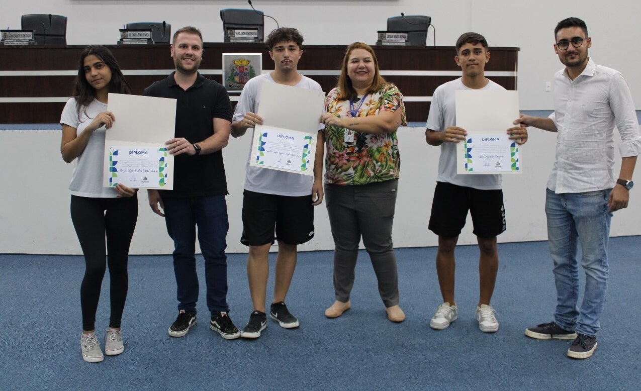 Vereadores e servidora da Câmara, junto com os alunos eleitos na simulação para o cargo de vereador