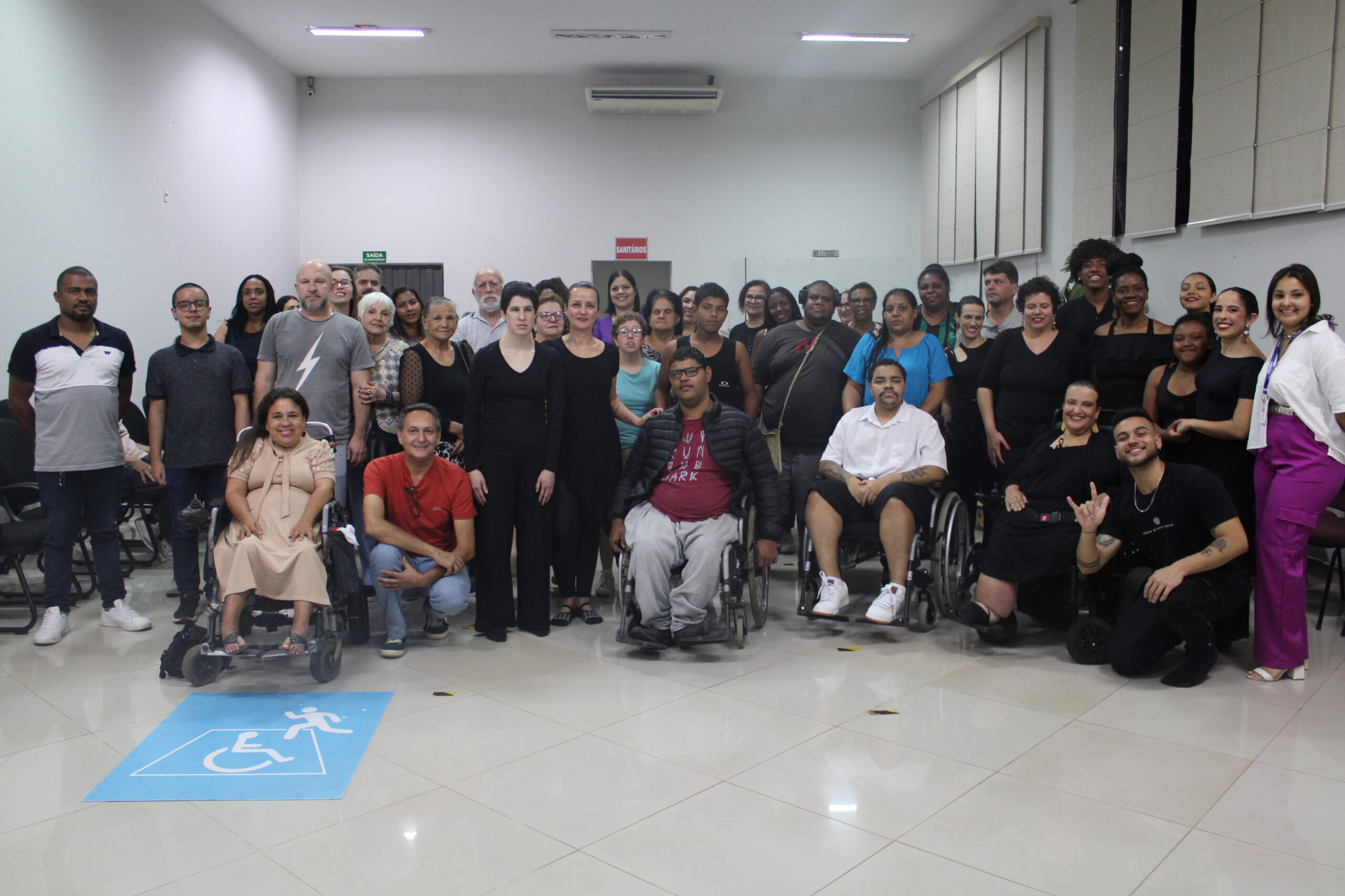 Participantes da apresentação 'A diversidade de corpos nas formas de Tarsila' na Câmara Municipal, unidos pela arte e diversidade.